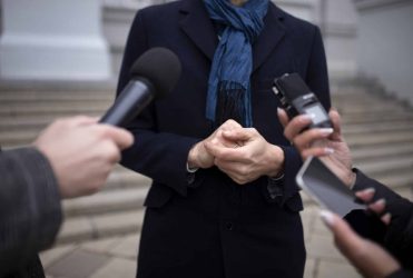 gros-plan-sur-un-journaliste-prenant-une-interview